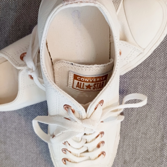 Converse All Star White Leather Sneakers/Gold Accent. EUC. Size 8 - Picture 5 of 6